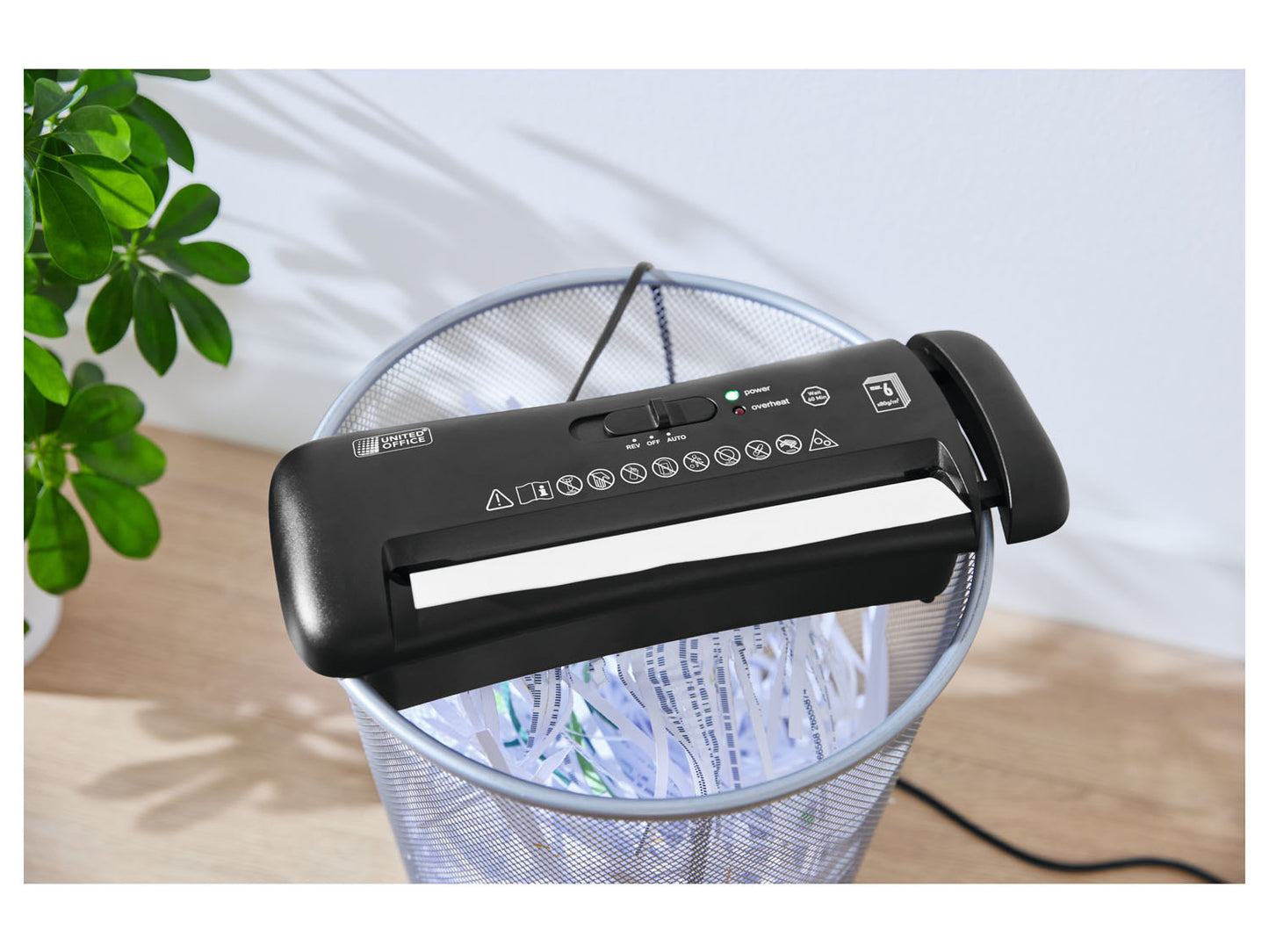 مكتب موحد آلة تقطيع أوتوماتيكية للمستندات أو الورق A4 حتى 6 أوراق في المرة الواحدة.