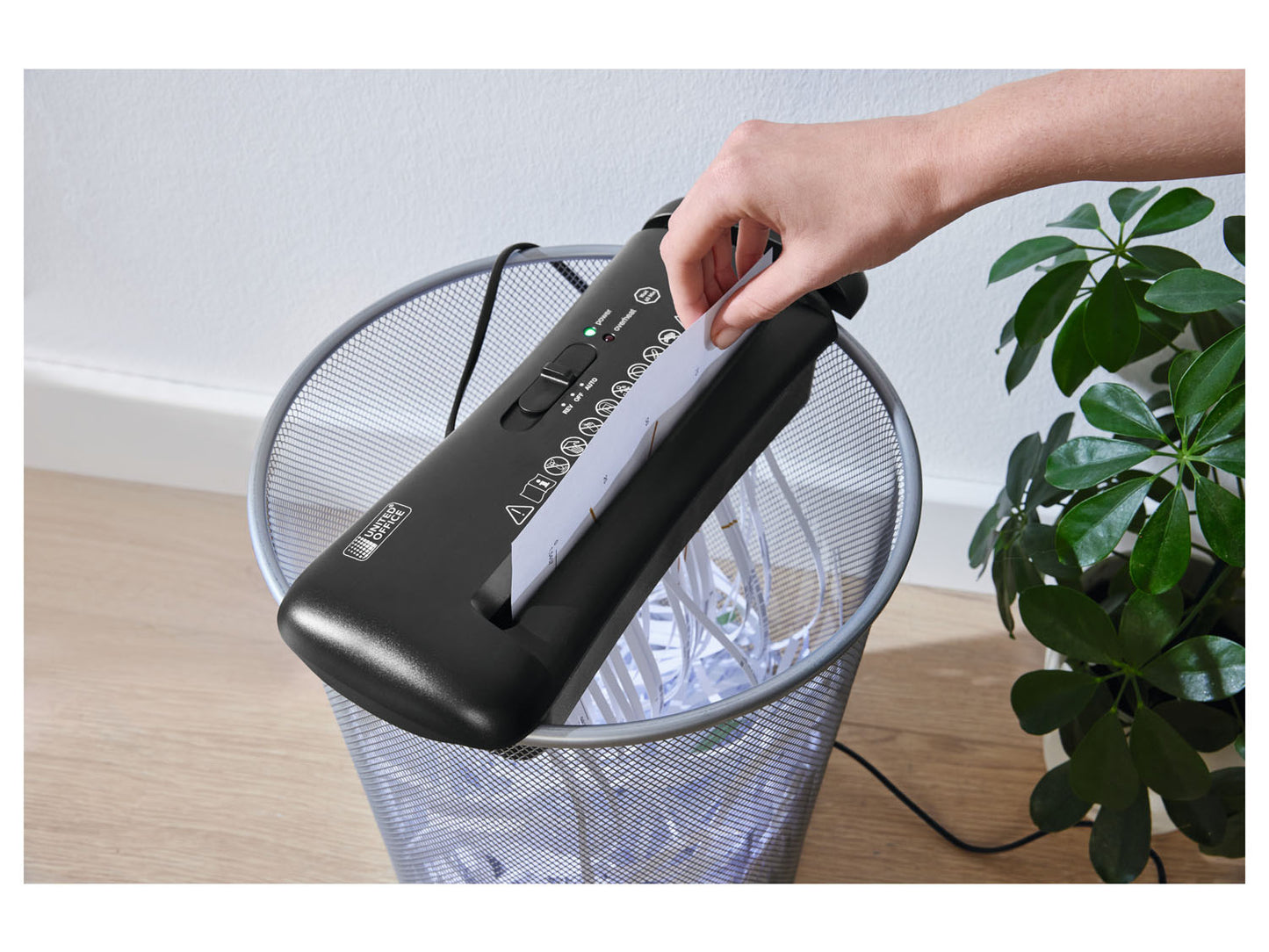 مكتب موحد آلة تقطيع أوتوماتيكية للمستندات أو الورق A4 حتى 6 أوراق في المرة الواحدة.