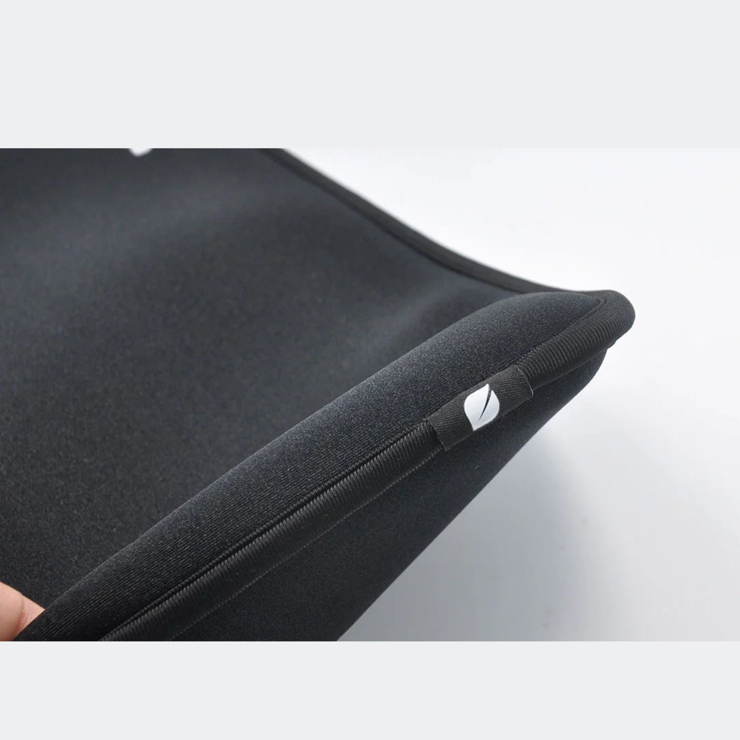 Incase Neoprene Slip Cover Macbook Pro 15" With Retina Display Universal Cover For All 13" to 15" Slip Laptops