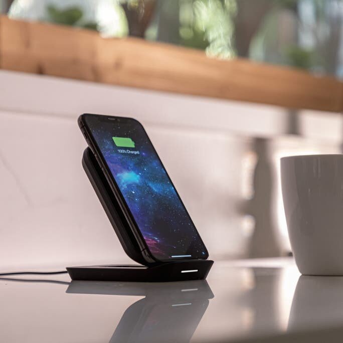 Mophie Universal Wireless Multi Coil Charging Stand for iPhone 8/8 Plus/X/XR/XS/XS Max/11/11 Pro/11 Pro Max/12/12 Pro/12 Pro Max/Airpods Qi-Enabled Devices - Black